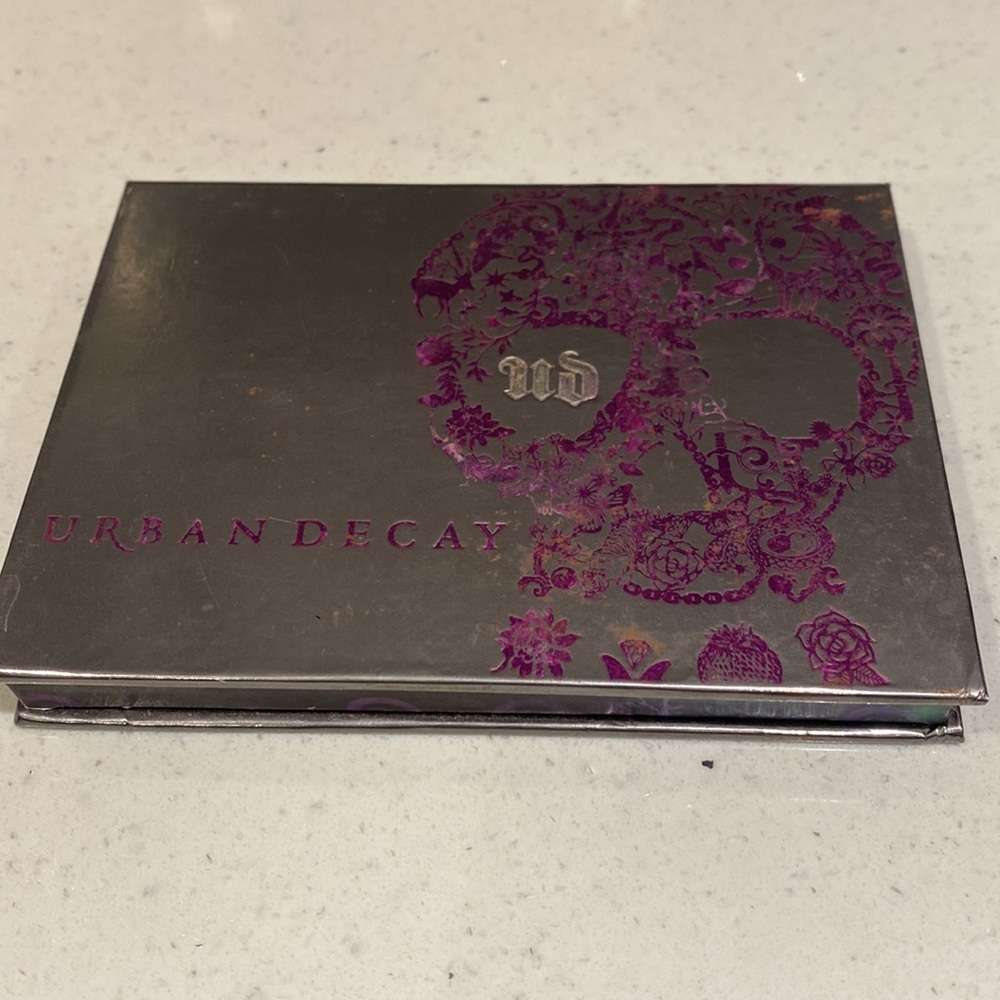 Urban Decay Eyeshadow Palette - Bold and Shimmering Hues bonus black liner - Picture 6 of 6